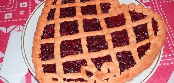 Линцерский пирог с персиками и домашним виноградным желе