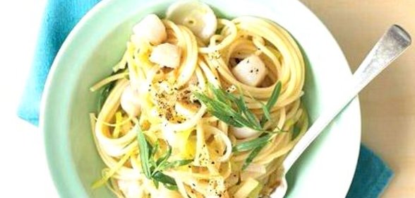 Спагетти с морскими гребешками, луком и эстрагоном