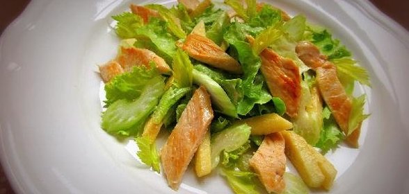 Салат с яблоком, сельдереем и куриной грудкой