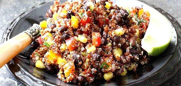 Салат с квиноа и фасолью