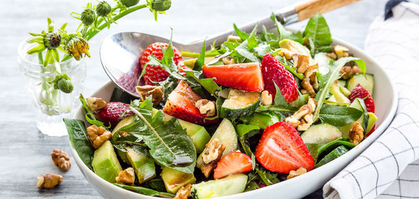 Салат с листьями одуванчика