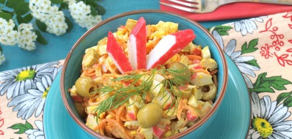 Салат с корейской морковкой,крабовыми палочками и оливками