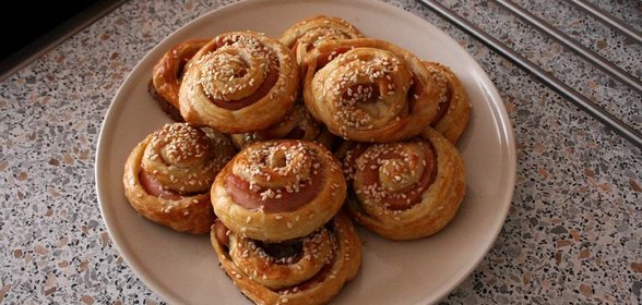 Слоеные рулетики с сосисками