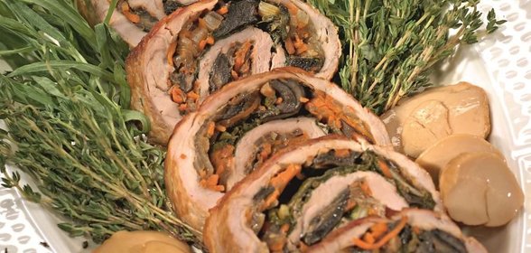 Свиной рулет с грибной начинкой