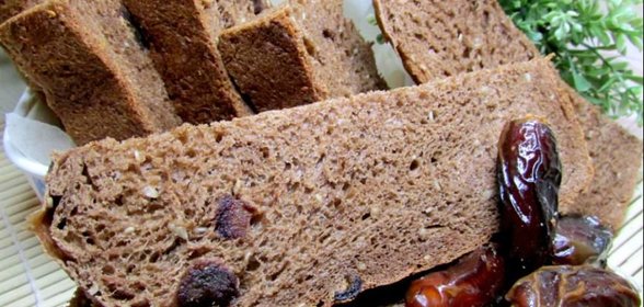 Шоколадный хлеб с кунжутом и финиками в хлебопечке
