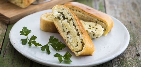 Рулет из творожного теста с брынзой и зеленью