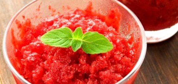 Клубничный шербет с соком лайма и текилой