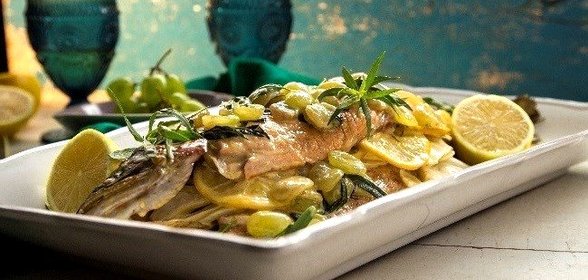 Форель, запеченная с виноградом