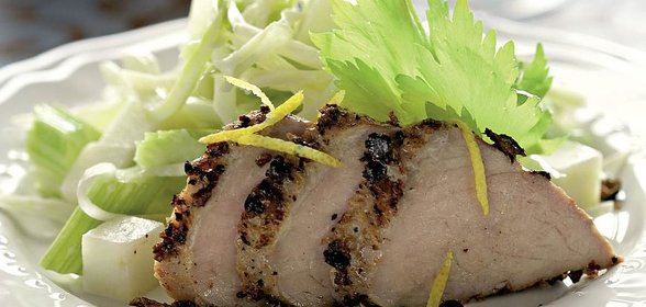 Салат из сельдерея и яблок с запеченной свиной вырезкой и можжевельником
