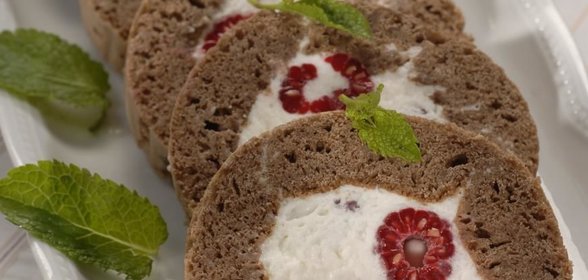 Шоколадный рулет с малиной