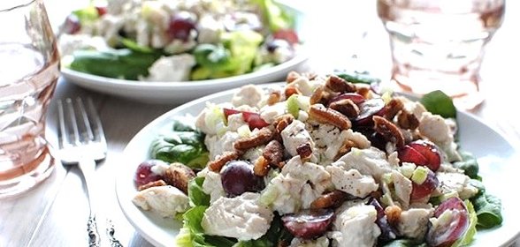 Cалат пикантный с курицей и шампиньонами