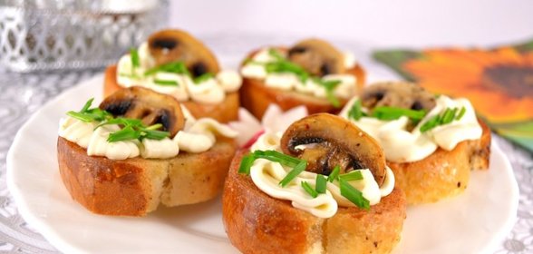 Гренки с плавленным сыром и шампиньонами
