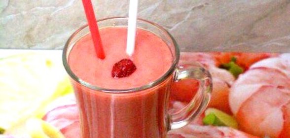Смузи с клубникой и бананом