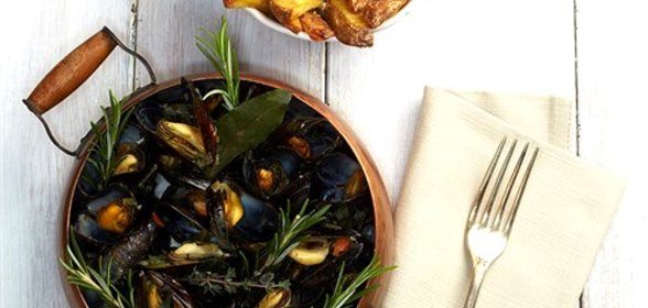 Мидии с соусом и домашними чипсами