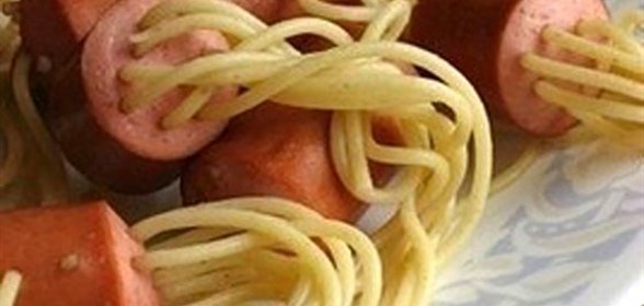 Макароны в сосисках