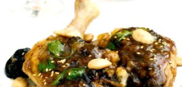 Цыпленок с томатами, черносливом, корицей и вином