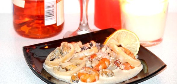 Морской коктейль под сливочным соусом