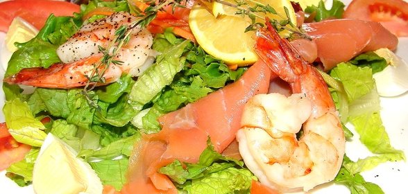 Салат с креветками и семгой