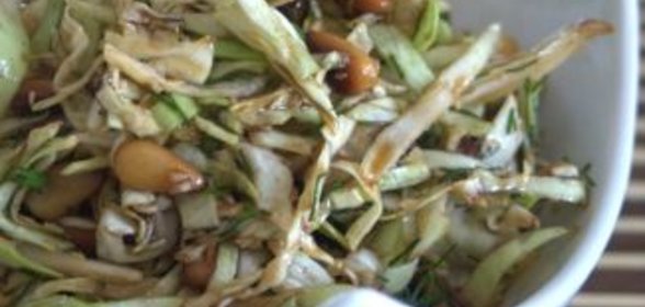 Салат с белокочанной капустой и кедровыми орешками