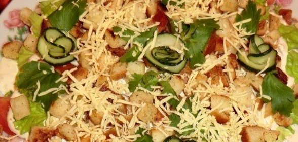 Салат с копченой курицей и сыром