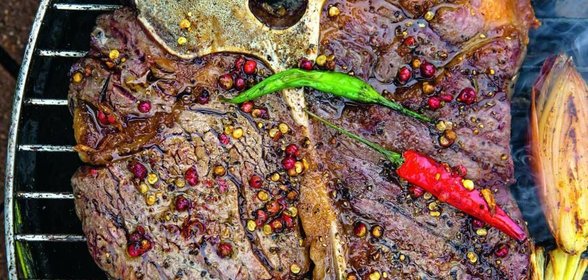 Стейк портерхаус на углях, с перечным соусом