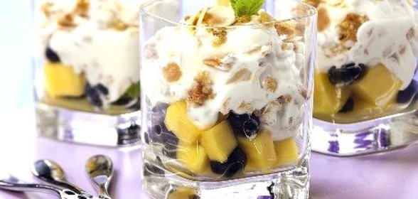 Летний фруктовый салат с йогуртом