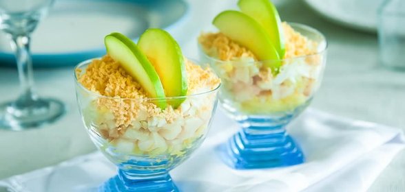 Салат Мимоза с копченой рыбой и с яблоком
