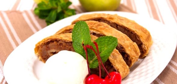 Рулет из слоеного теста с яблоками и орехами а-ля Штрудель