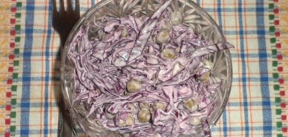Салат из краснокачанной капусты с зеленым горошком