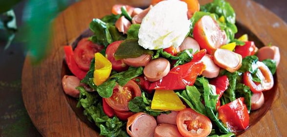 Теплый салат с сосисками, сладким перцем и рикоттой