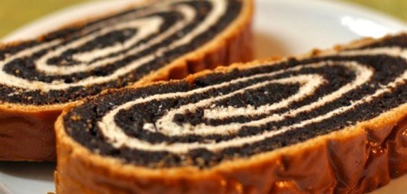 Рулет с маком и изюмом