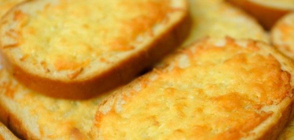 Гренки с чесноком и сыром в духовке