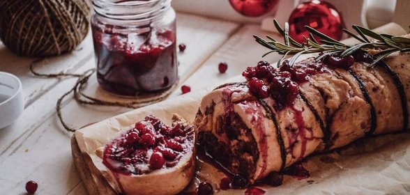 Куриный рулет под брусничным соусом