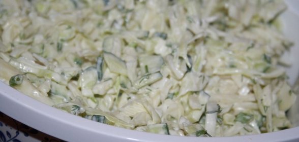 Капустный салат с огурцом и яйцом