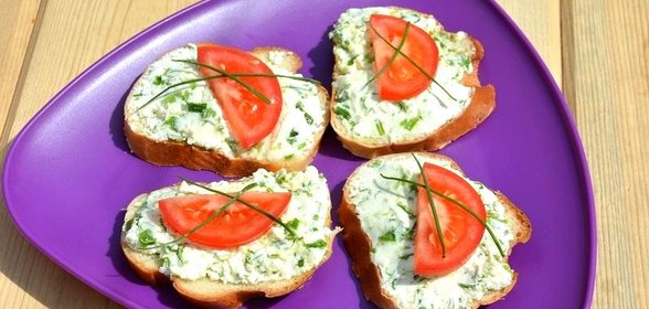 Бутерброды с творогом и садовой черемшой