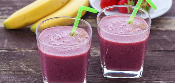 Банановый смузи с имбирем и ягодами