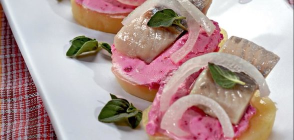 Картофельные тарталетки с сельдью