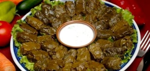 Долма из маринованных виноградных листьев