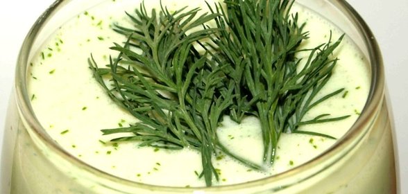 Летний кефирный коктейль с укропом и солью