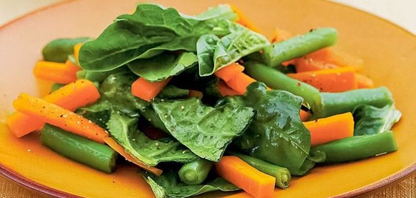 Салат из молодой моркови и шпината