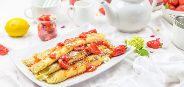 Блинчики с рикоттой и клубничным сиропом