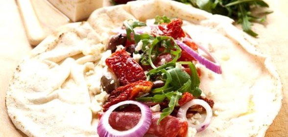 Фахитас с разноцветными перцами, кабачками и рукколой