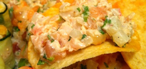 Салат с креветками, кальмарами и семгой на чипсах