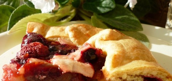 Галета с яблоками и ягодами