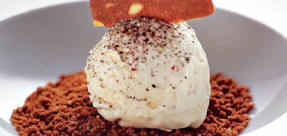 Сливочное мороженое с перцем на крошках из миндального печенья