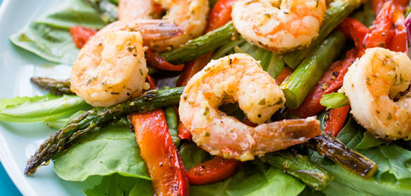 Салат с креветками и рукколой