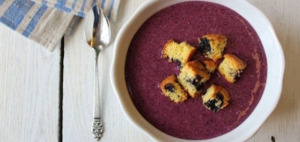 Суп из черники с вином и кардамоном