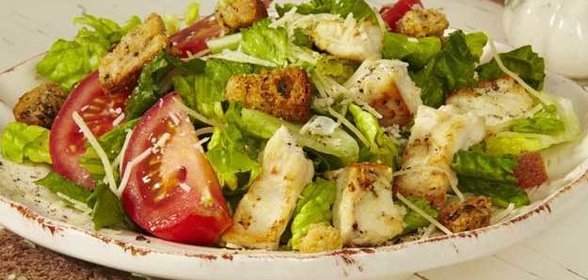 Салат с куриным филе, сухариками и овощами