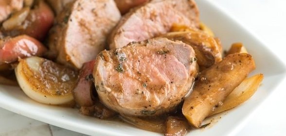 Жаркое из свинины с яблоками и луком