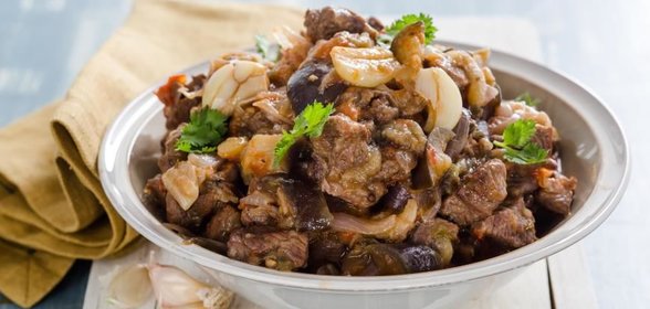 Рагу из баранины с баклажанами и красным луком